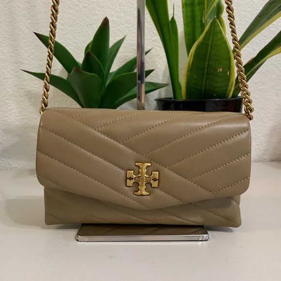 ππ TORY BURCH Kira Chevron Chain Wallet - Picture 2 of 13